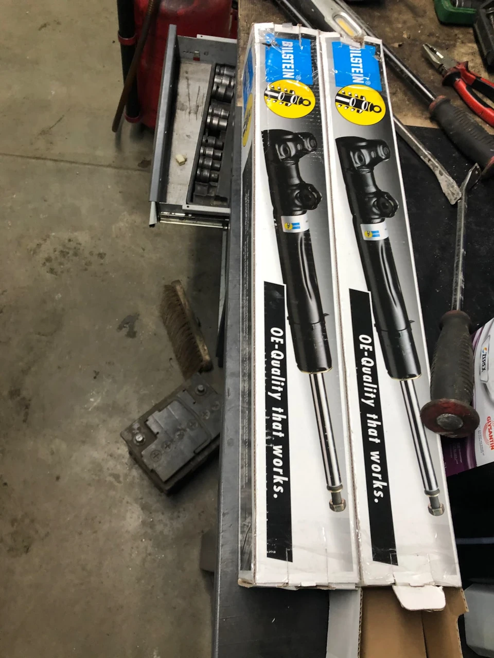 Заміна задніх амортів BILSTEIN 19-250335