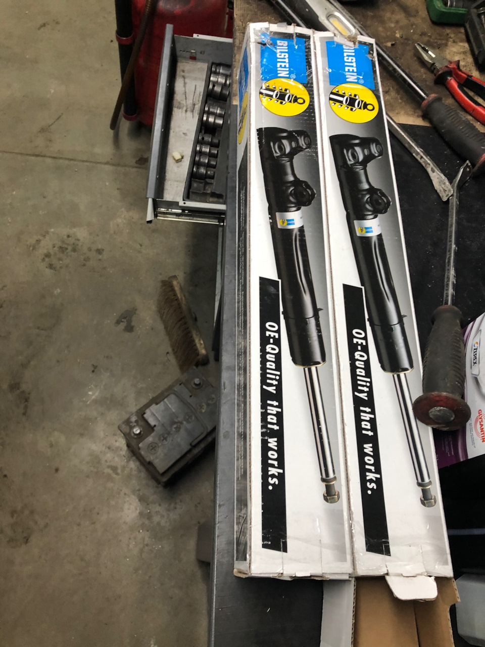 Заміна задніх амортів BILSTEIN 19-250335 1