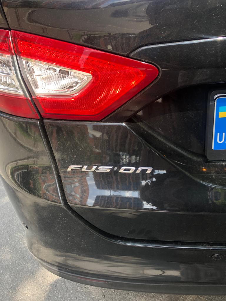 Написи та знак Ford 2