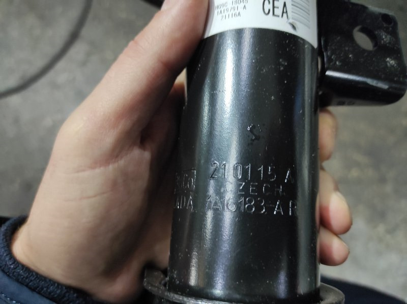 Заміна передніх амортизаторів FoMoCo. 2