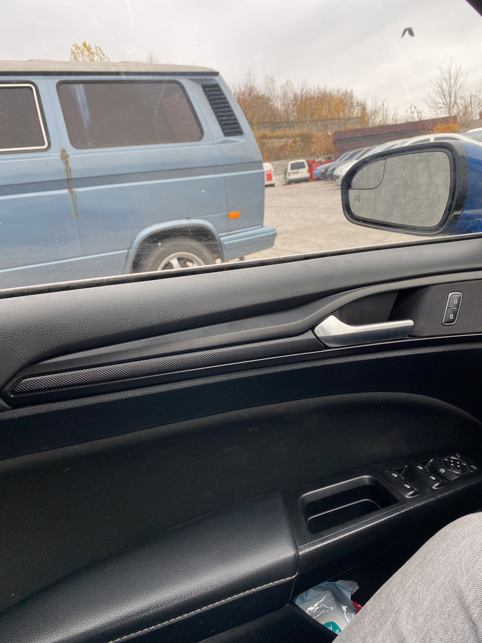 Заміна шабель у двері та в торпедо на чорні, підключення підігріву передніх сидух та встановлення переднього скла soundscreen 5