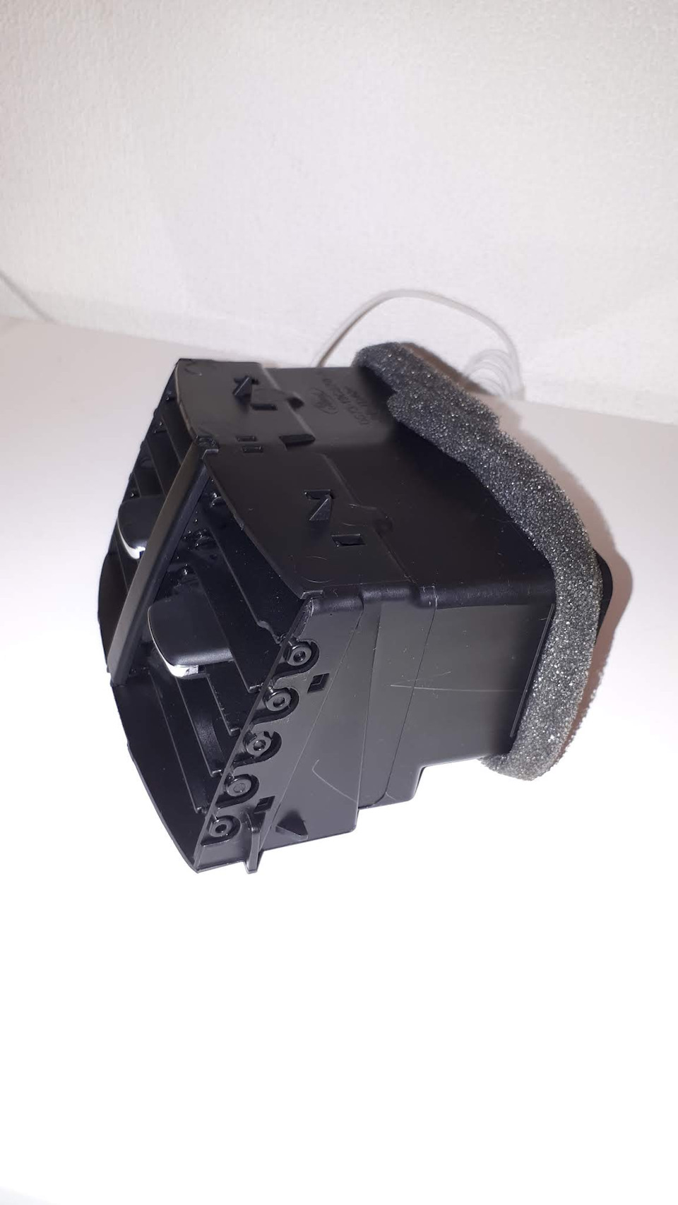 16.Ford Fusion (America) SE 1,5T EcoBoost: Заміна OEM решітки вентиляції Console-louver пасажира другого ряду. 3