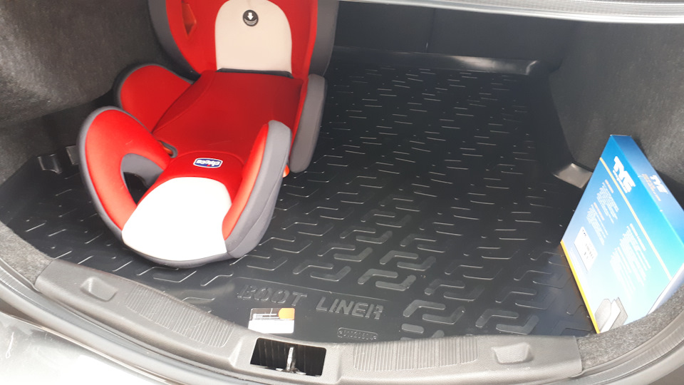 24.Ford Fusion (America) SE 1,5T EcoBoost: Гумовий килимок у багажник Lada Locker. 4