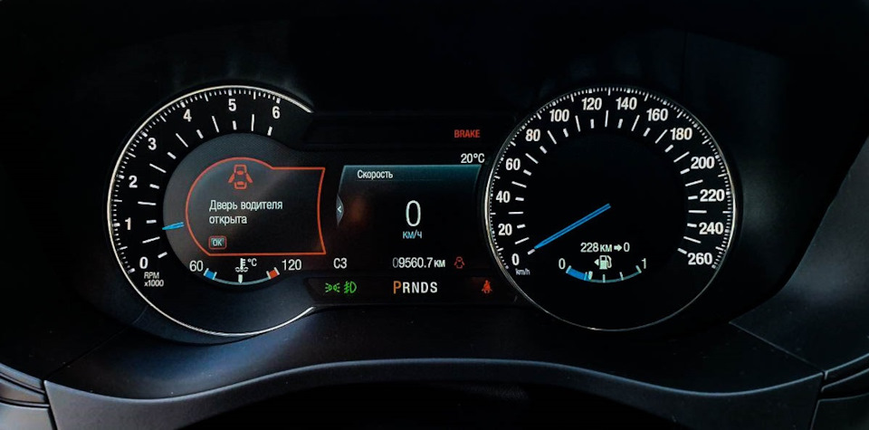 51.Ford Fusion (America) SE 1,5T EcoBoost: Заміна панелі приладів на приладку з двома екранами. 1