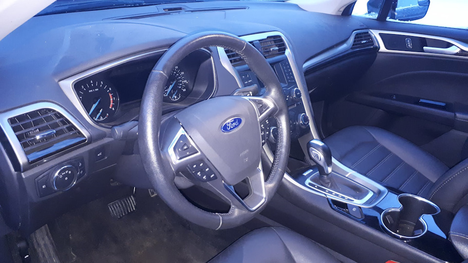 7.Ford Fusion (America) SE 1,5T EcoBoost: Пам'ятки комплектації SE 4