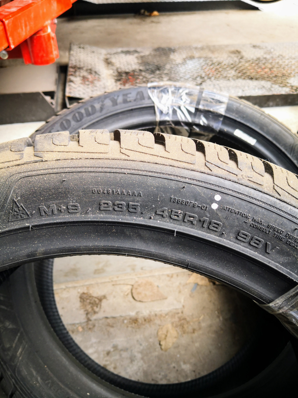 Зимові шини Goodyear UltraGrip Performance+ 235/45 R18 98V XL FP 2