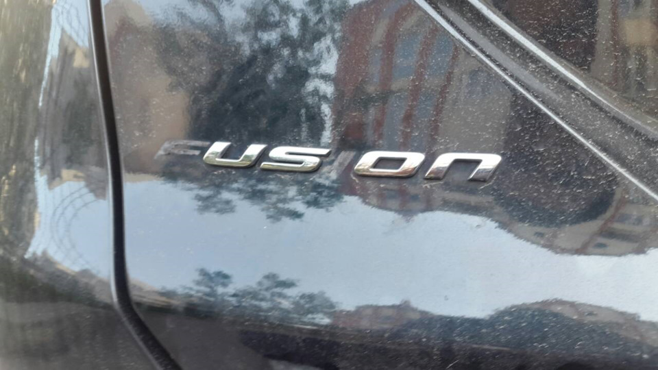 Напис Fusion на кришці багажника 1