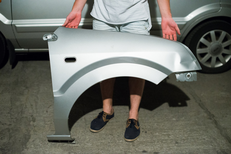 Продам б/в бампер, крило та блок-фару на Fusion 4