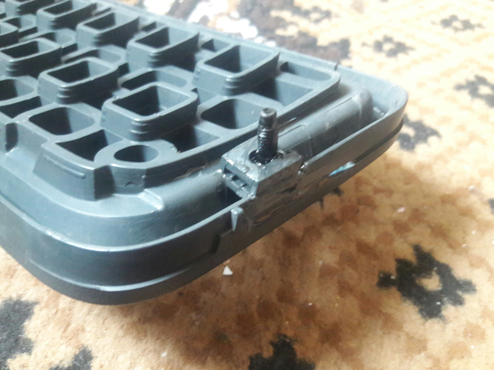 Клеємо решітку радіатора 3