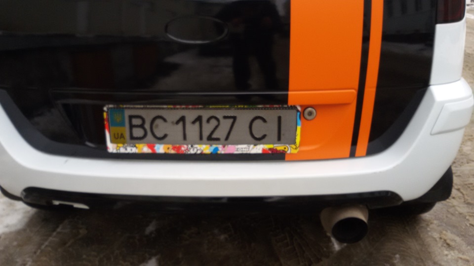 Клеєм стікера 4