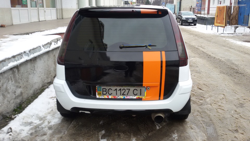 Клеєм стікера 3