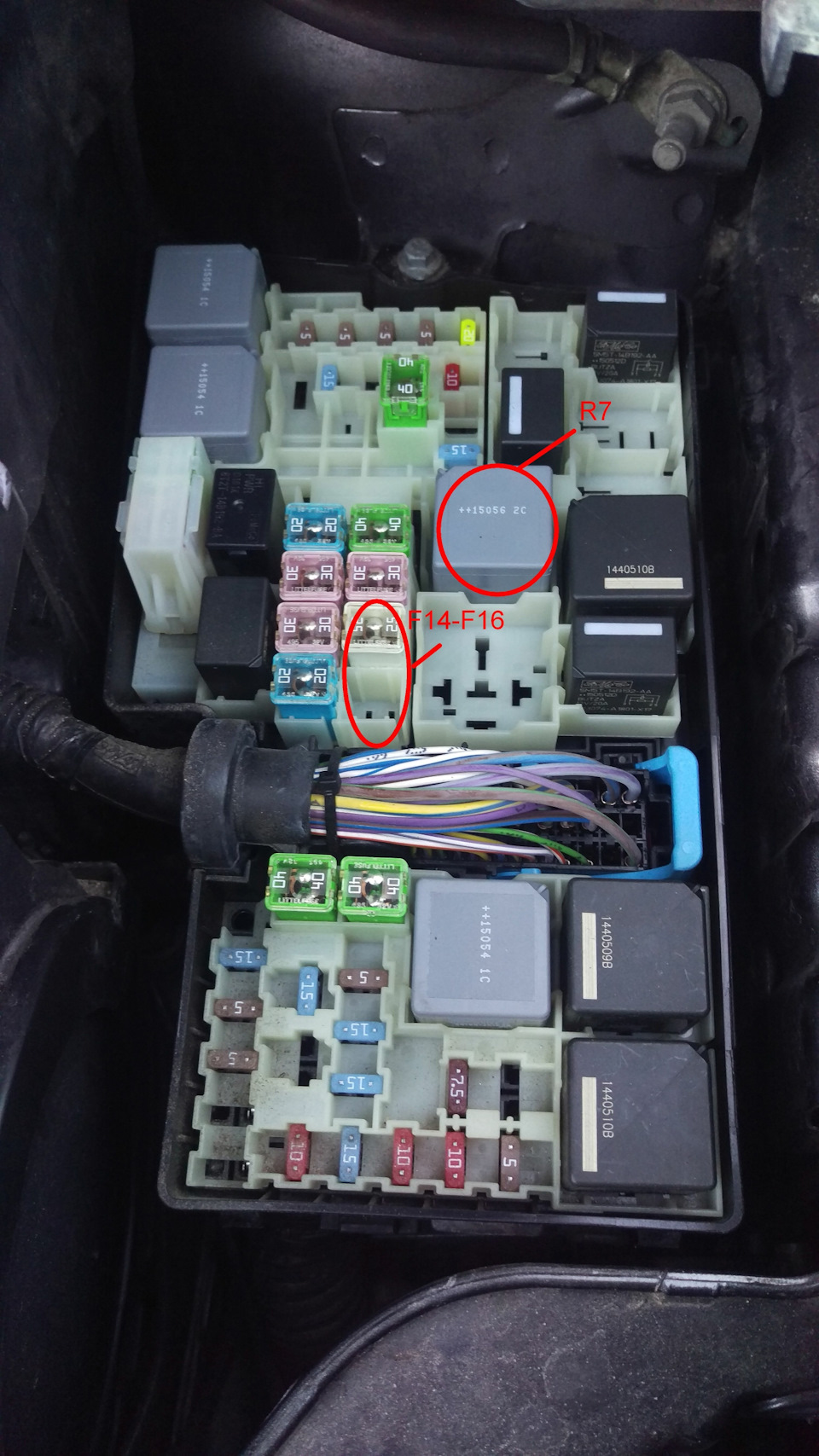 Не працює половина підігріву лобового скла ford kuga 2. Запобіжники… 2