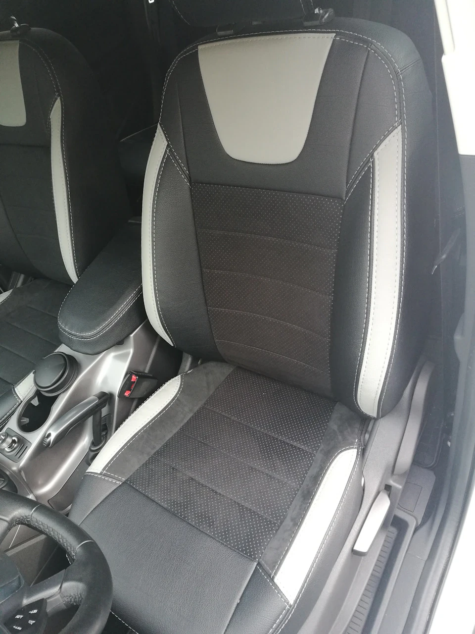 Авточохли на Ford Kuga (еко шкіра + алькантара)