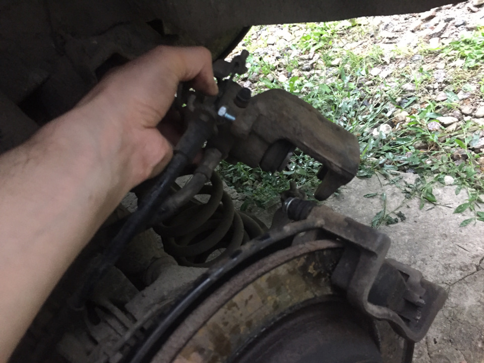 Заміна задніх гальмівних дисків та колодок на Ferodo. Частина 1 4