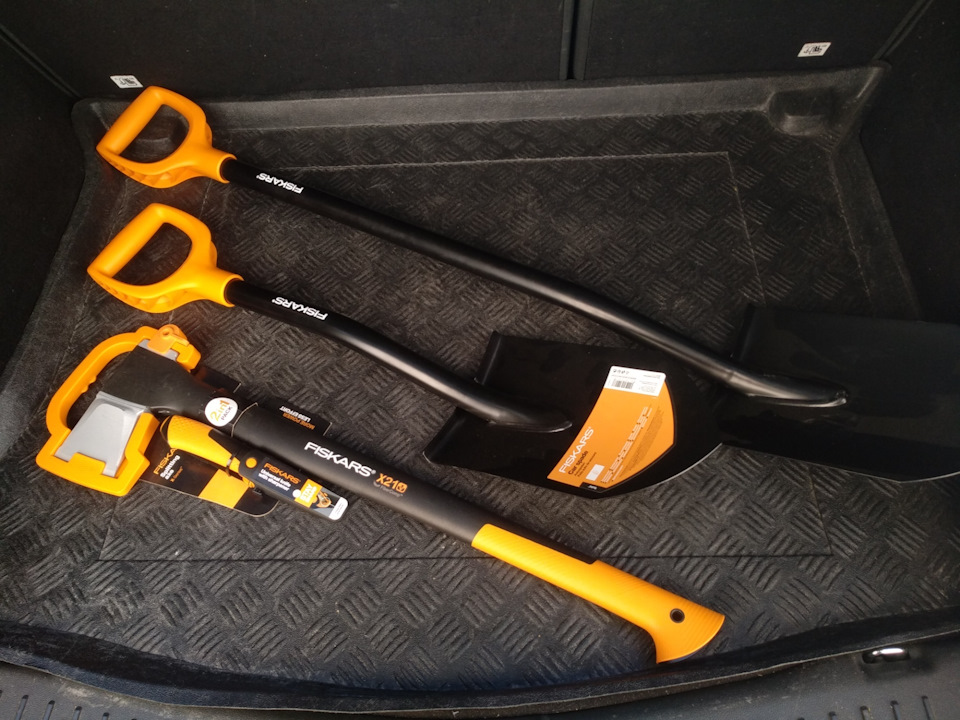 Сокура і лопаті Fiskars 1