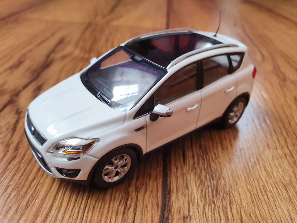 Модель 1/43 Ford KUGA 2008, white. 3