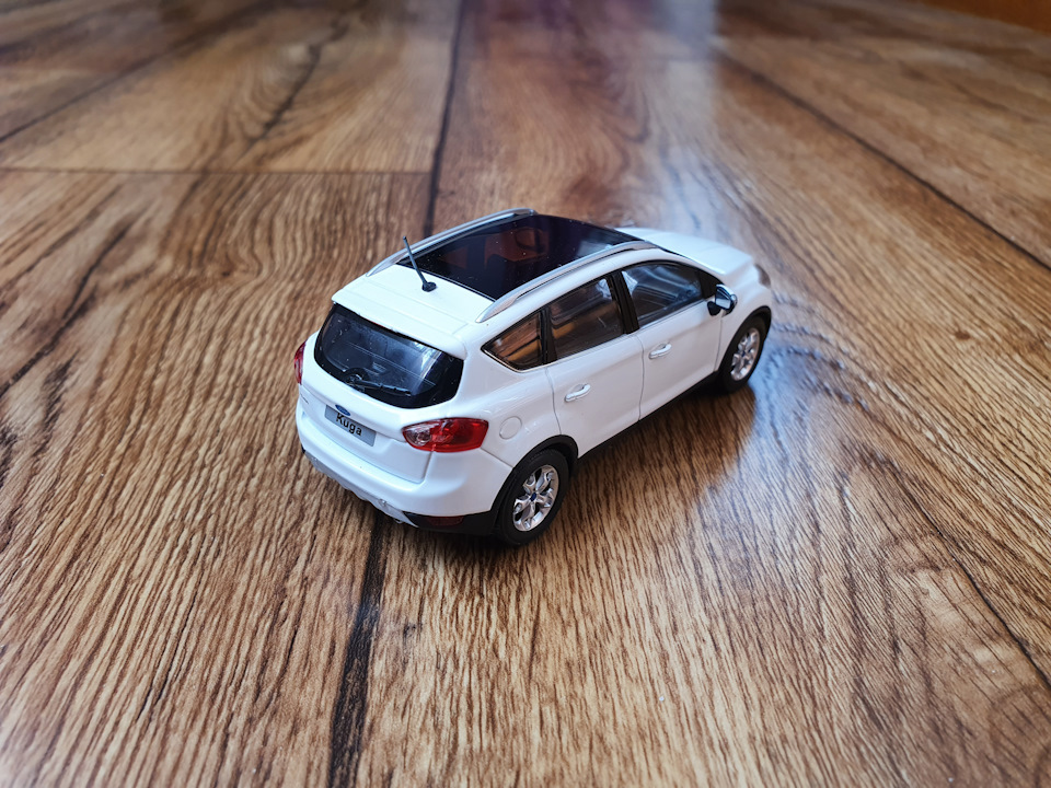Модель 1/43 Ford KUGA 2008, white. 4