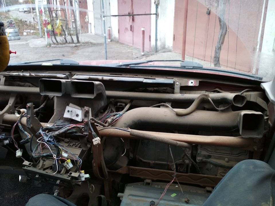 Позбавляємося скрипу під торпедо 3