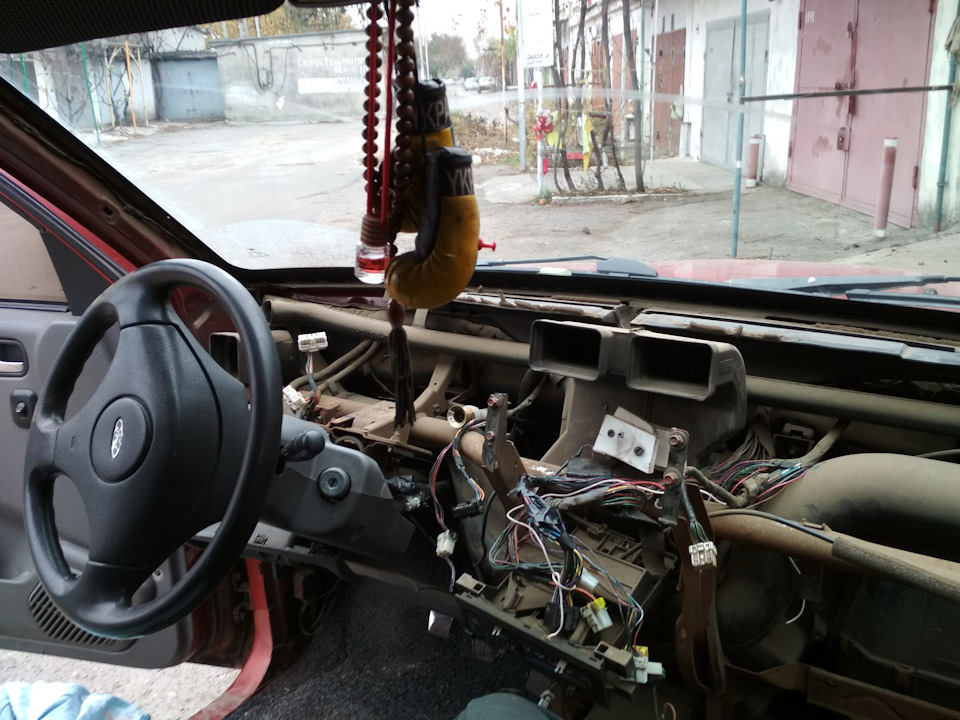 Позбавляємося скрипу під торпедо 2