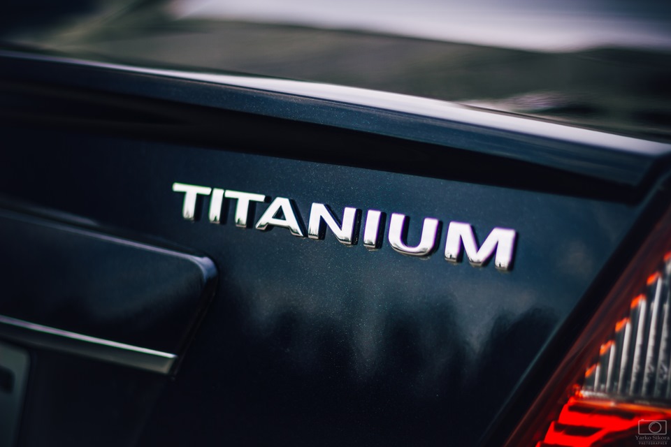 Спойлер, молдинги в колір, номерні рамки, шильдик TITANIUM 5