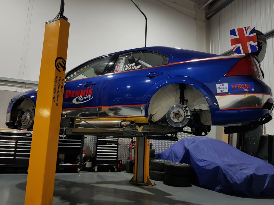 Dennis Racing Mondeo ST220 4