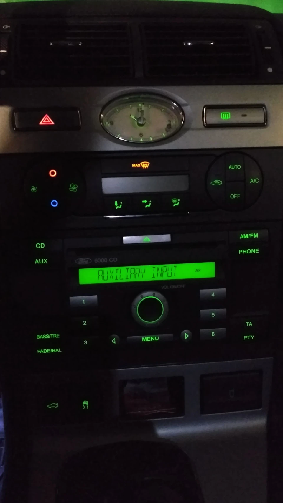 Магнітол SONY замість 6000СD, заміна віялових форсунок омивача скла VAG на FORD, заміна роз'єму AUX, всі лампи покажчиків поворотів на LED, маленький оригінали аксесуар, спойлер кришки багажника