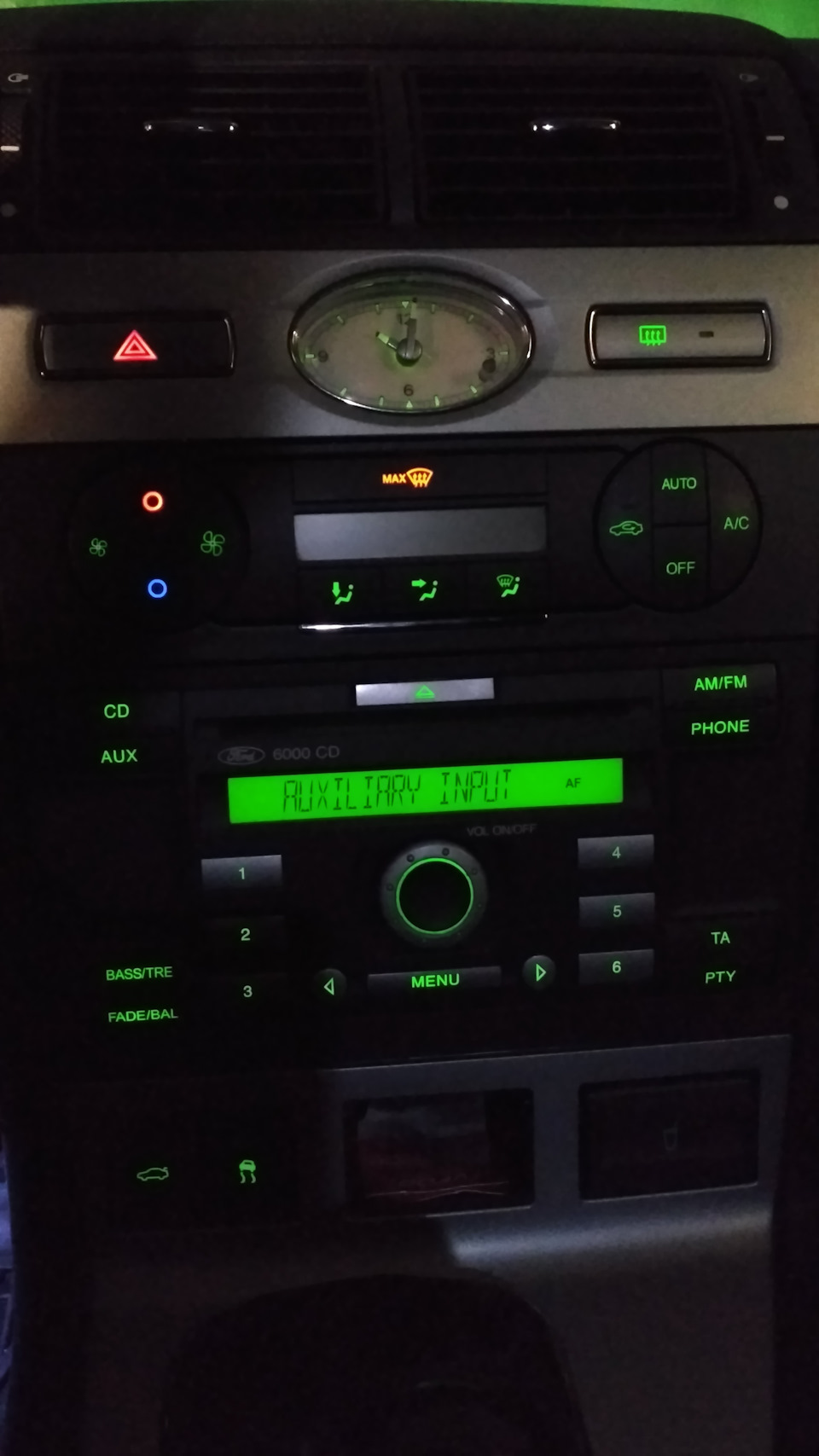 Магнітол SONY замість 6000СD, заміна віялових форсунок омивача скла VAG на FORD, заміна роз'єму AUX, всі лампи покажчиків поворотів на LED, маленький оригінали аксесуар, спойлер кришки багажника 1