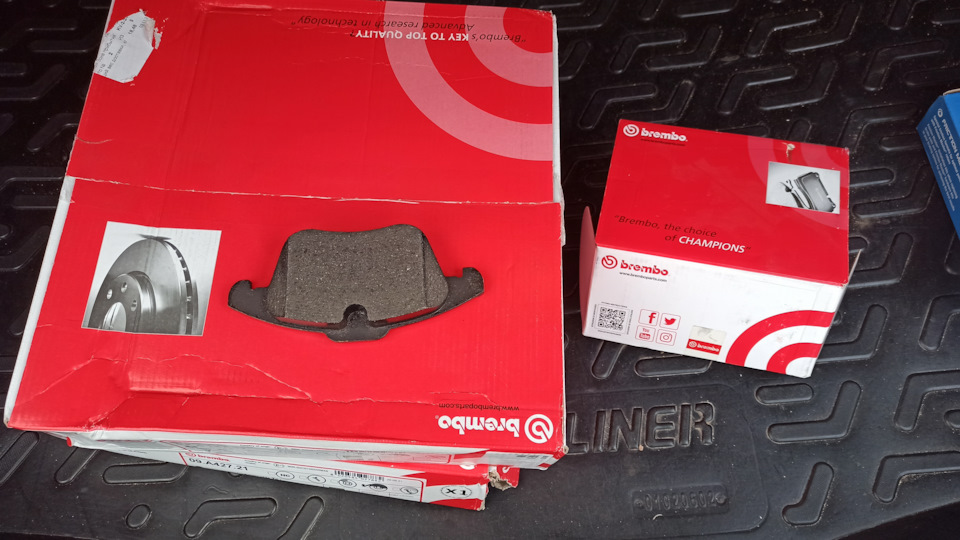 Заміна передніх гальмівних колодок та дисків на Brembo 5