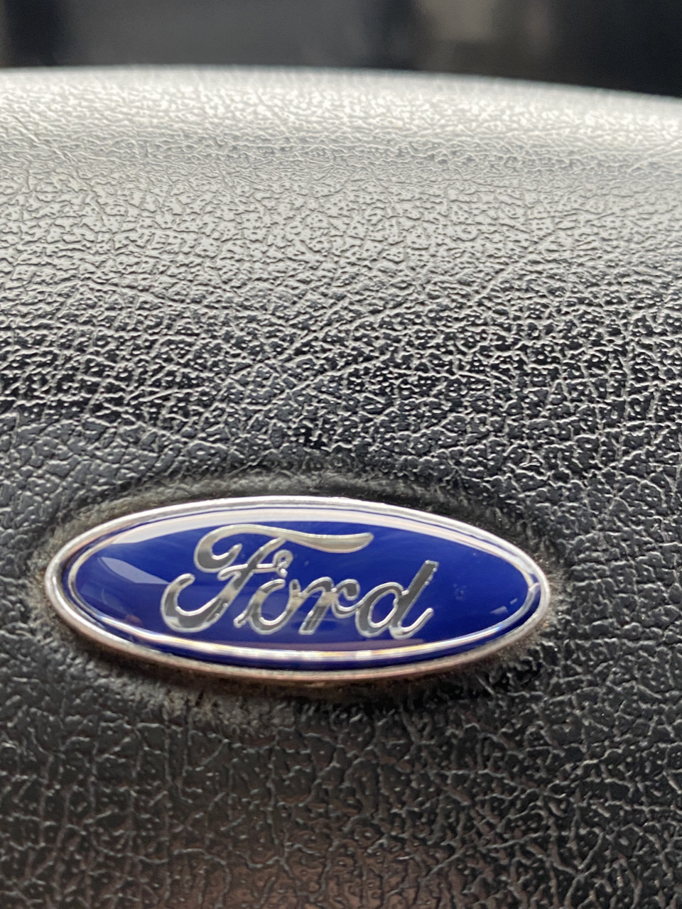 Логотип Ford на подушці безпеки 2