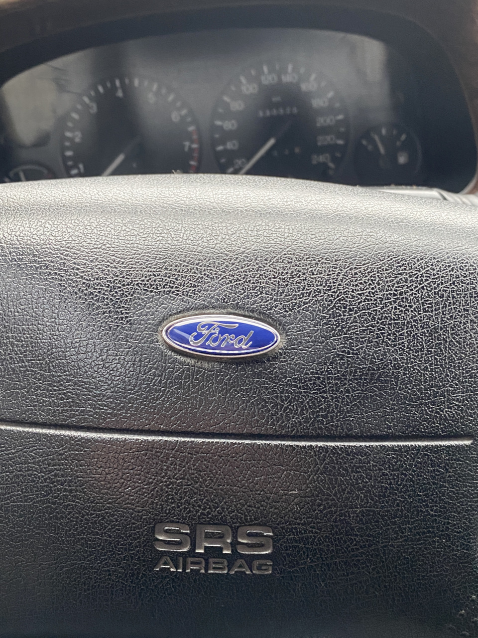 Логотип Ford на подушці безпеки 3