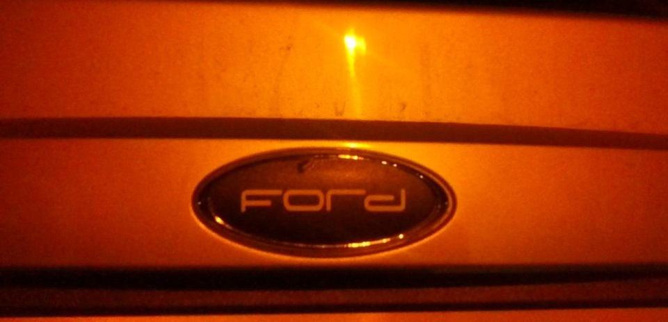 Заміна стандартної емблеми Ford 1