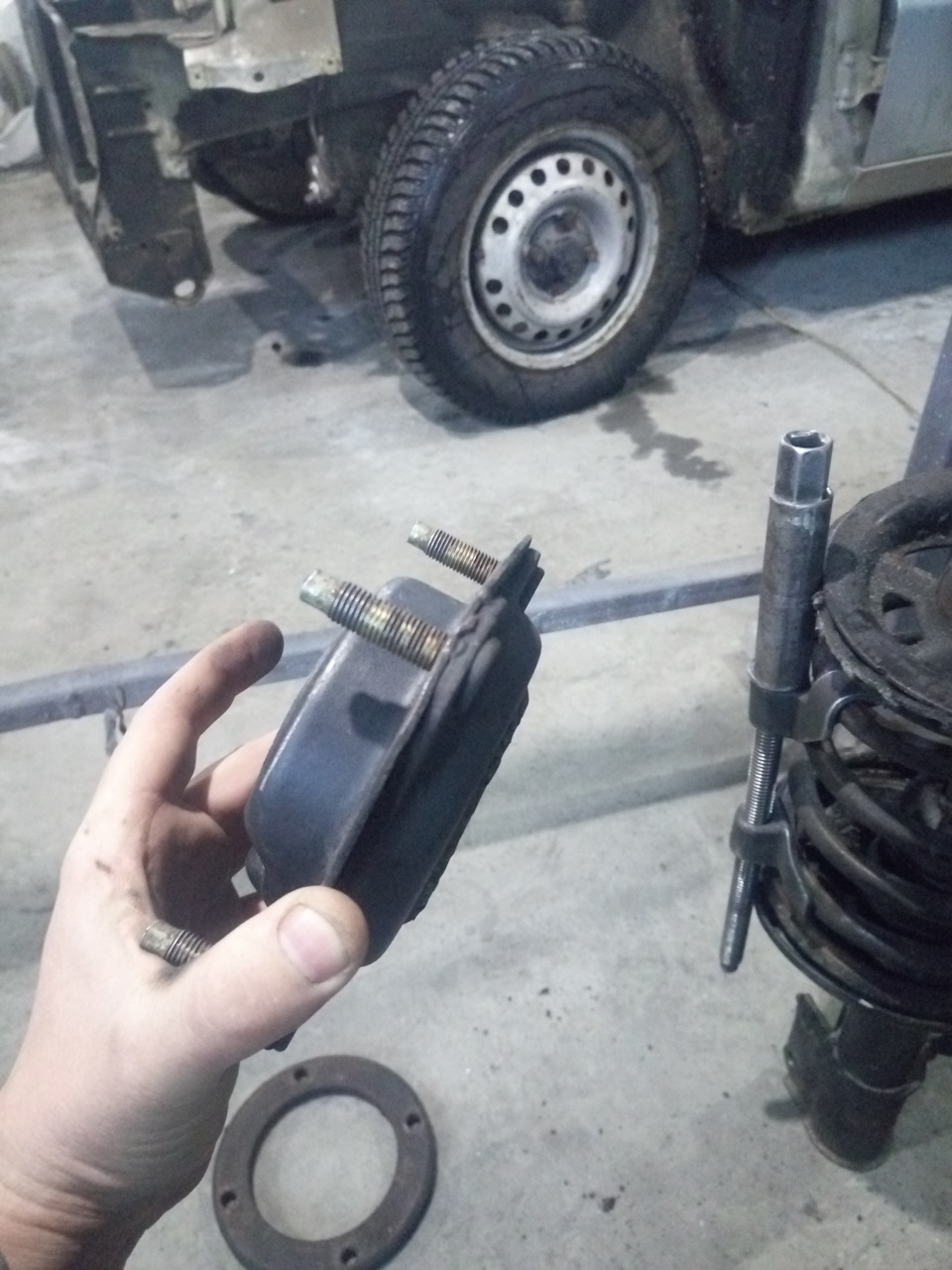 Опори амортизаторів 4