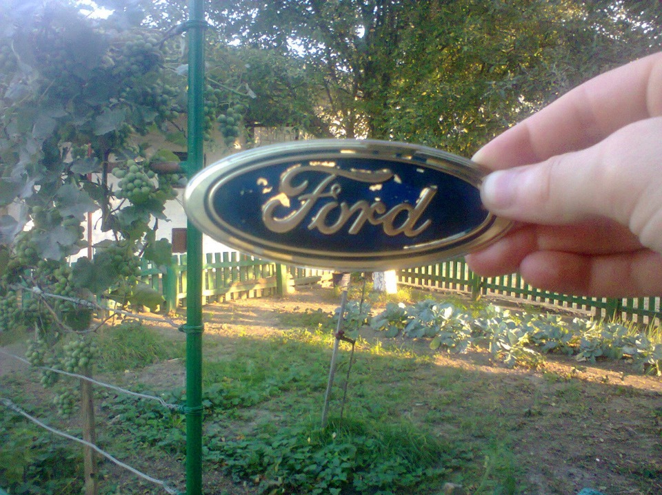 купив емблему FORD б/у 4