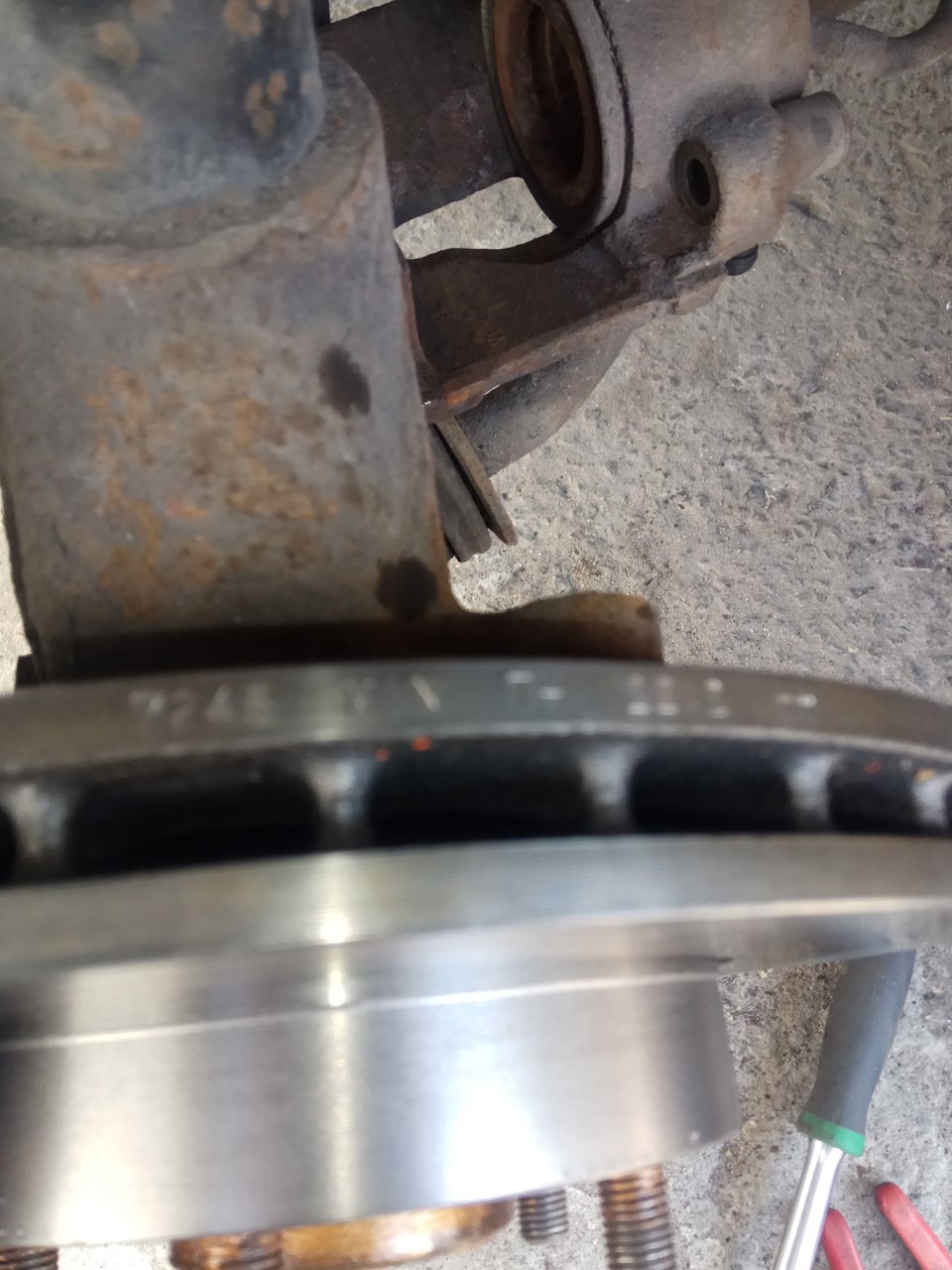 Заміна передніх дисків та колодок 3