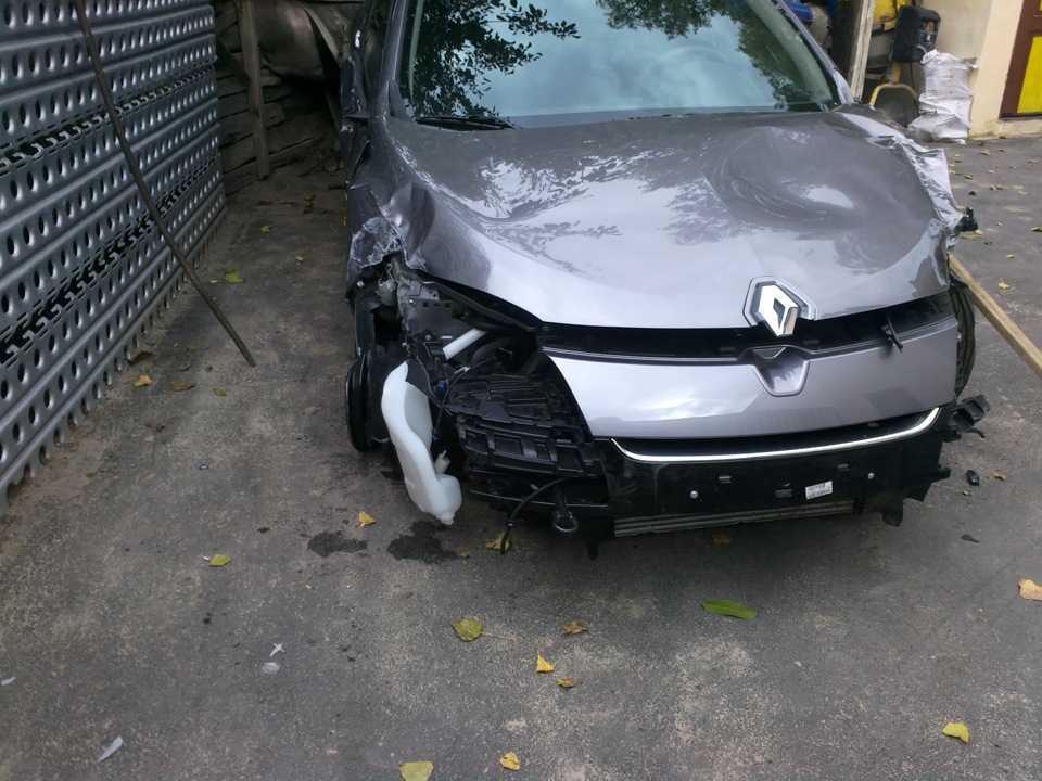 трохи постраждав Renault Megane 2013 2