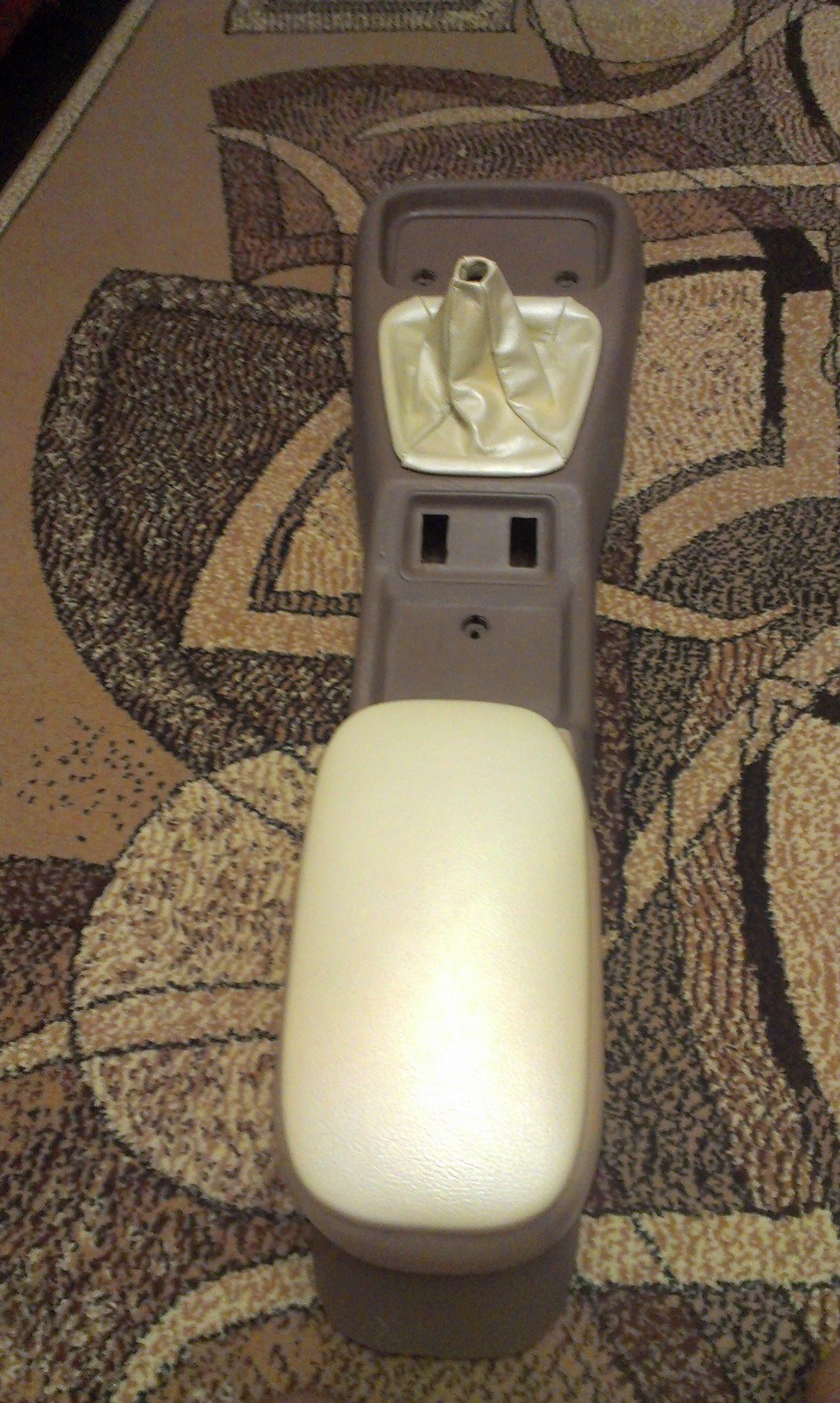 Впровадив usb зарядку в підлокітник. 2