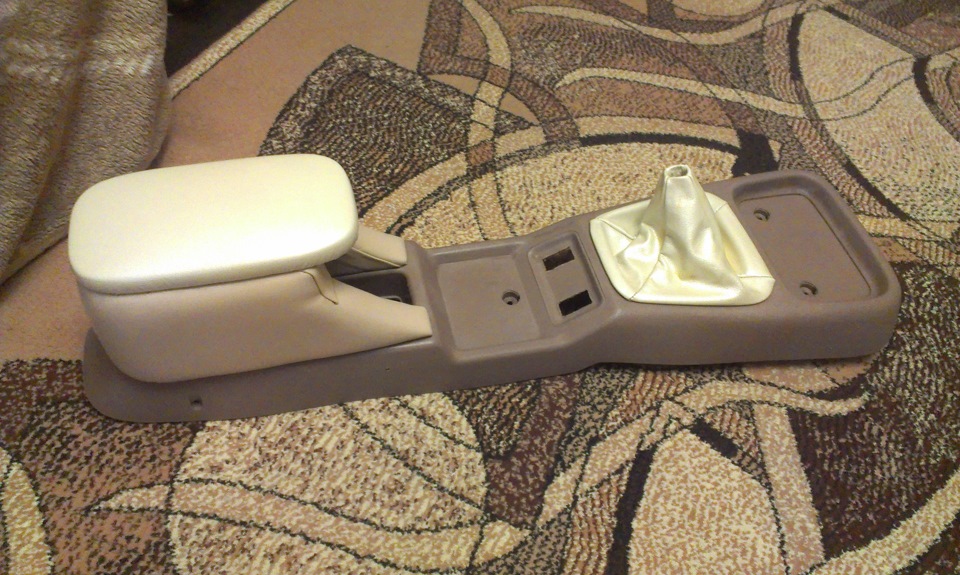 Впровадив usb зарядку в підлокітник. 1
