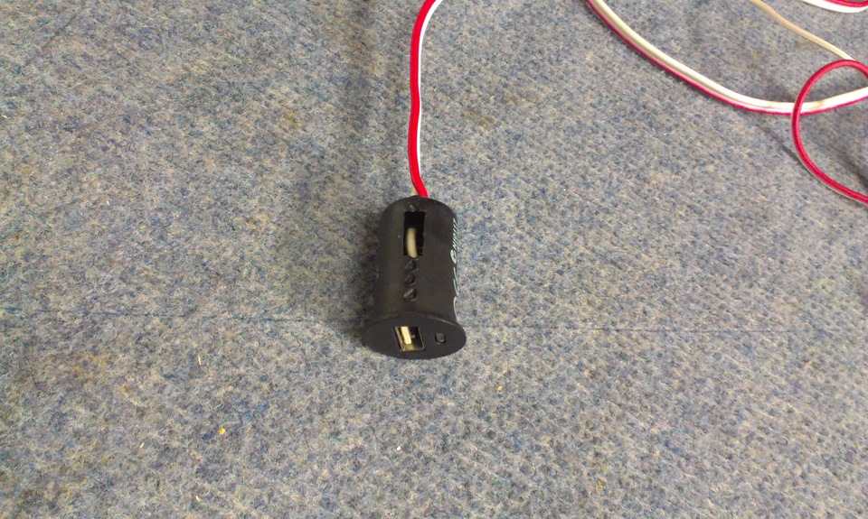 Впровадив usb зарядку в підлокітник. 5