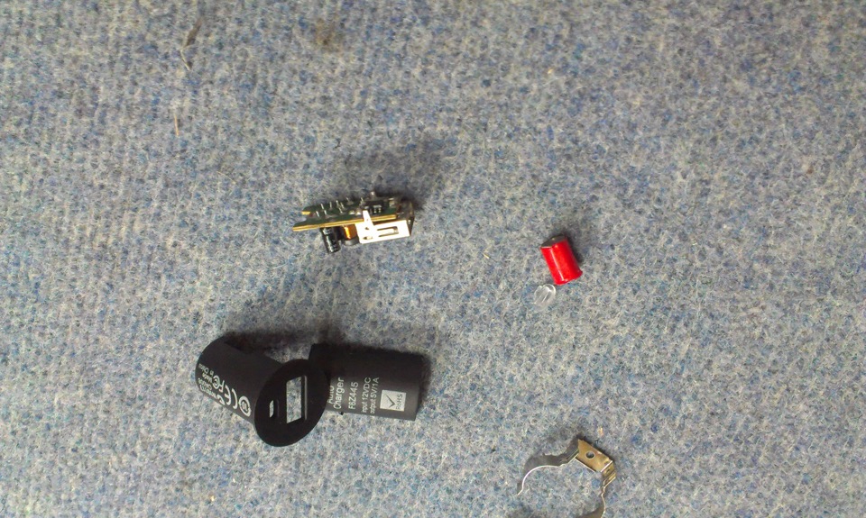 Впровадив usb зарядку в підлокітник. 4