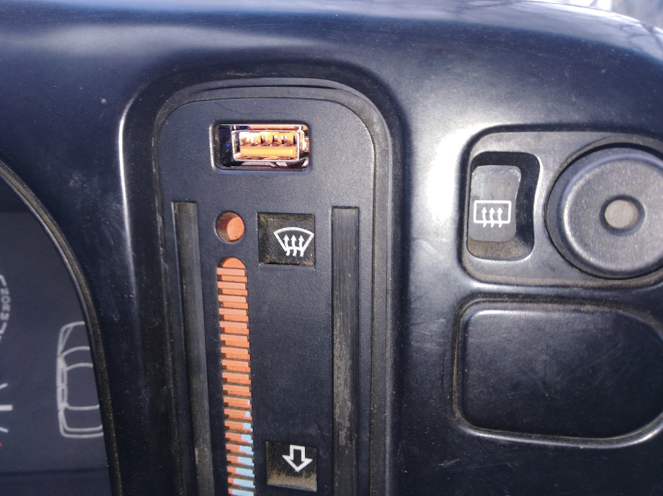 Встановив вольтметр та USB для заряджання 2