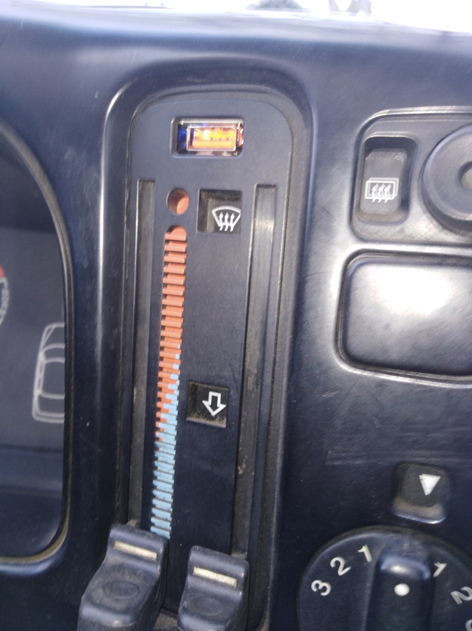 Встановив вольтметр та USB для заряджання 1