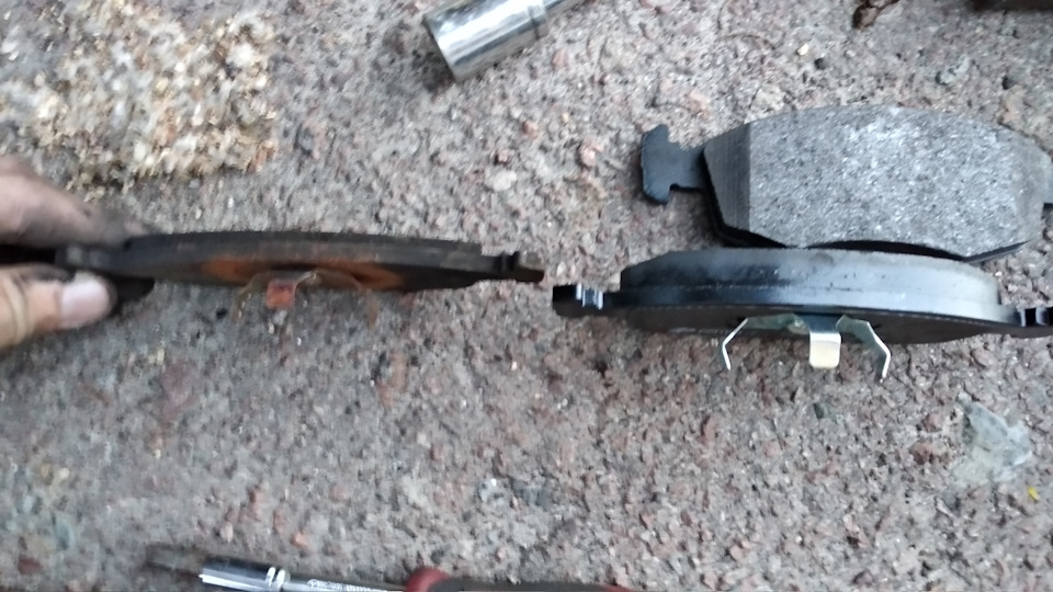 Заміна колодок передніх гальм 3