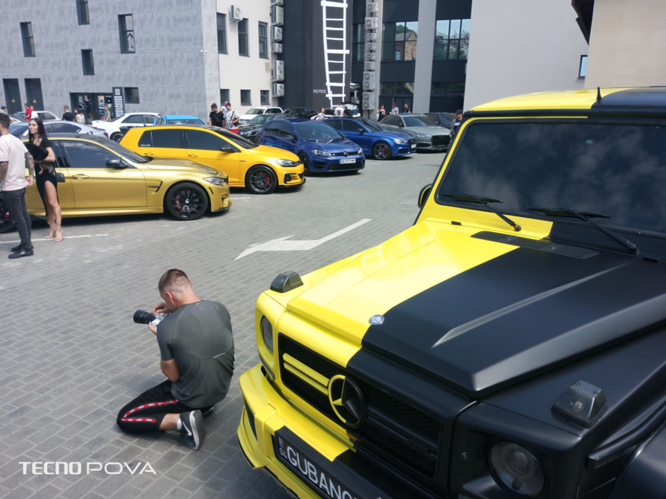 Виставка тюнінгованих авто та презент від адміністрації форд-клубу 1