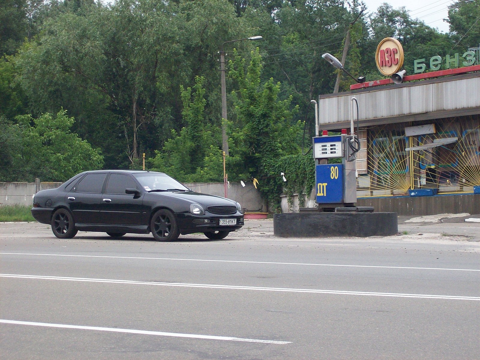 Давня АЗС майже в центрі Києва - відмінне тло для фото :) 3