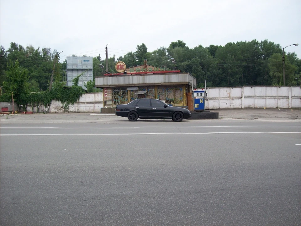 Давня АЗС майже в центрі Києва - відмінне тло для фото :)