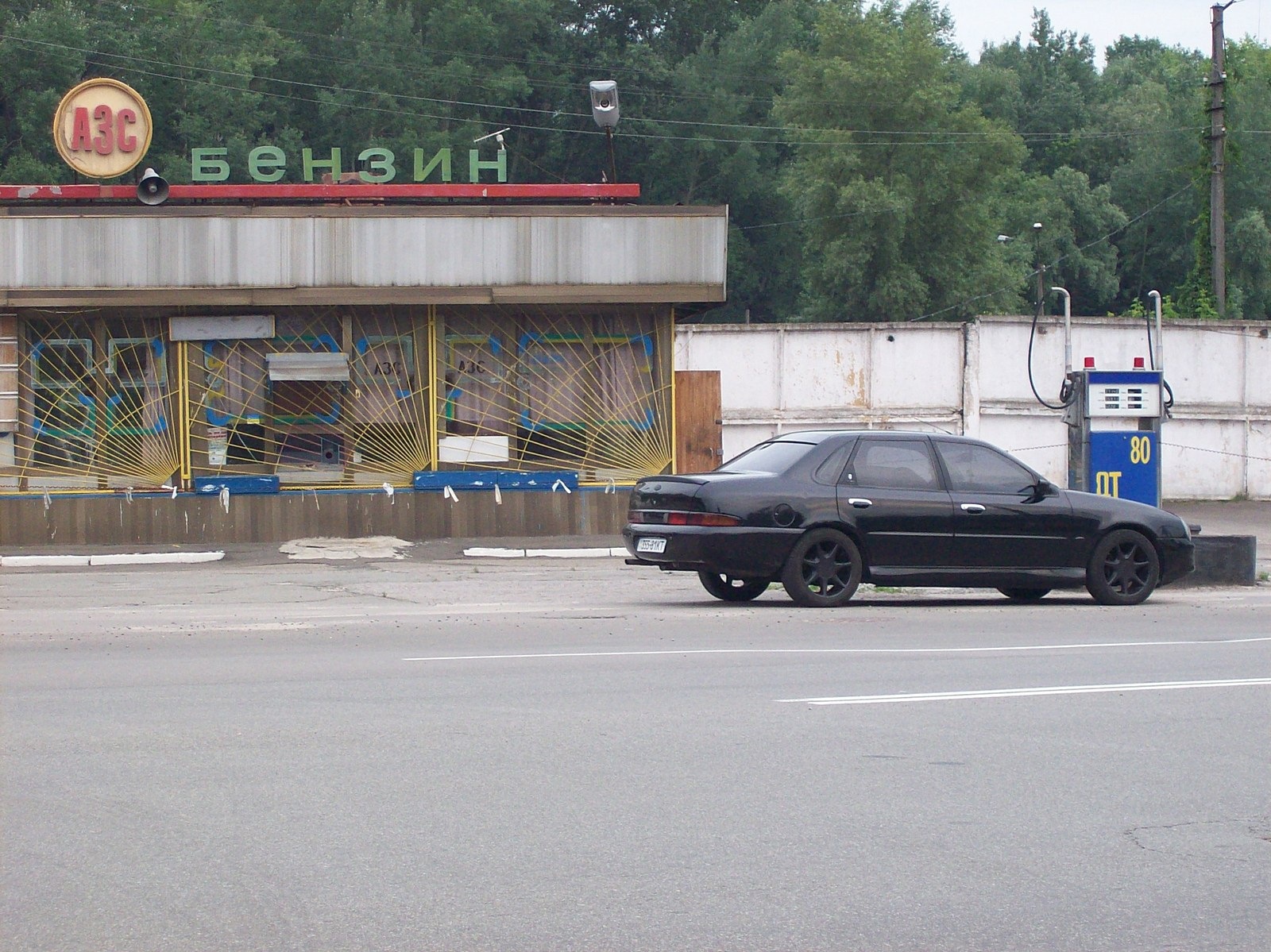 Давня АЗС майже в центрі Києва - відмінне тло для фото :) 4