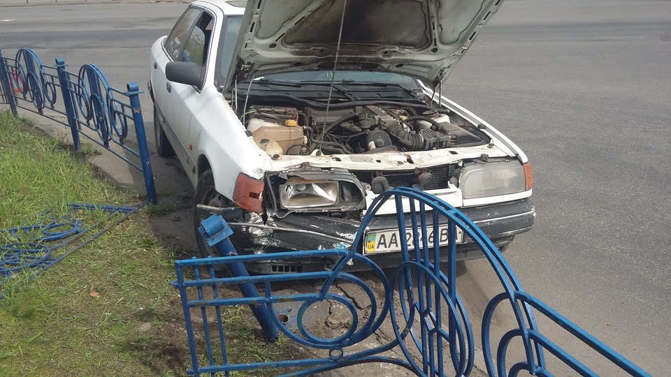 Ранок, сонце в лоб, бордюр, огорожа... 1