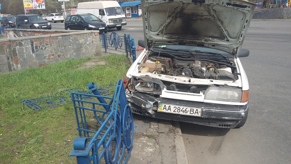 Ранок, сонце в лоб, бордюр, огорожа... 2