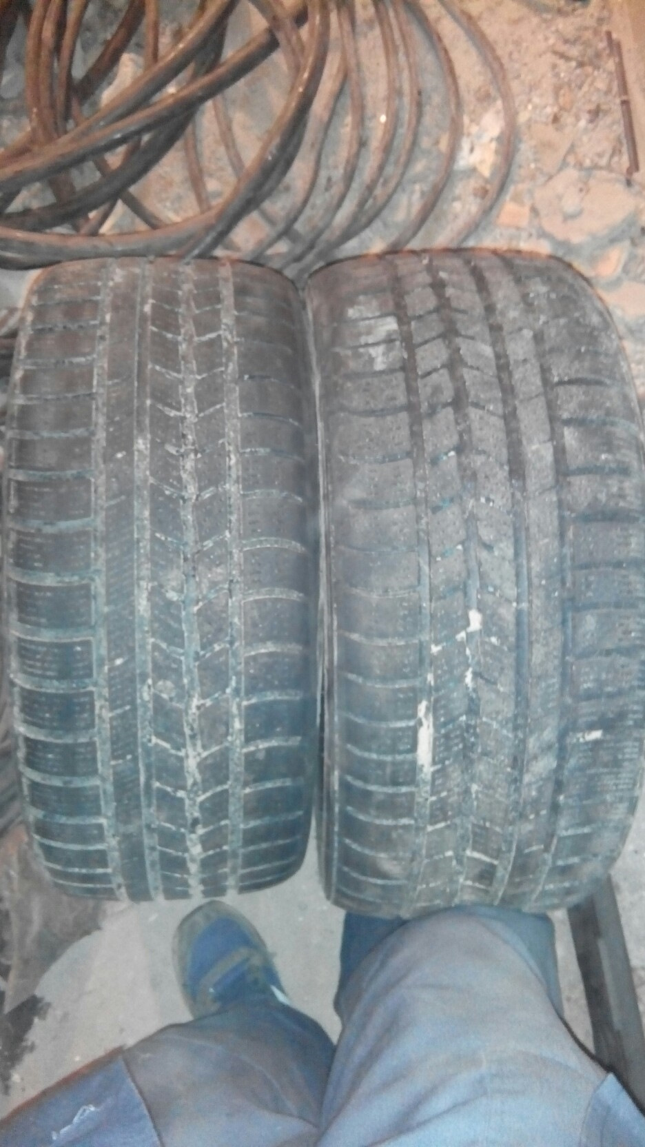 Продам 215 40 17 зима 2 шт 1