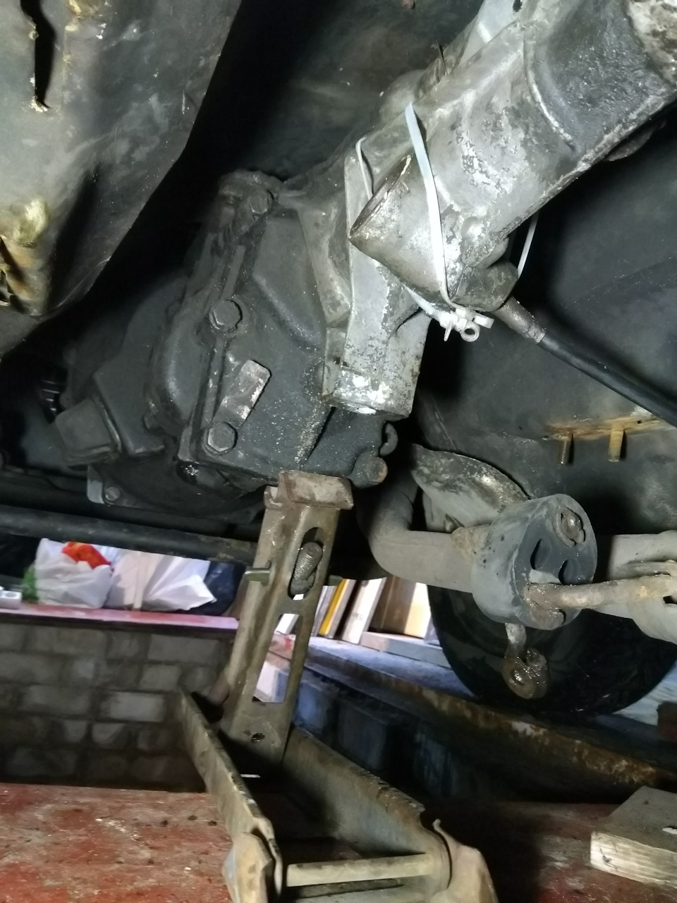 Заміна подушки коробки передач Ford Sierra 1